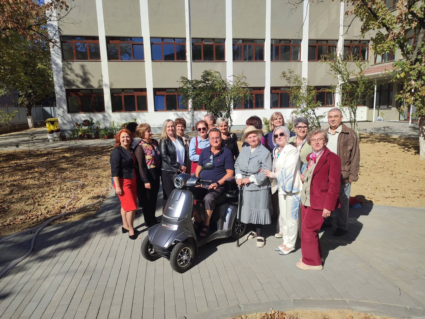 Poza de grup a clasei a XII-a A cu doamna dirigintă Maria Popa, în curtea liceului, 3 octombrie 2026